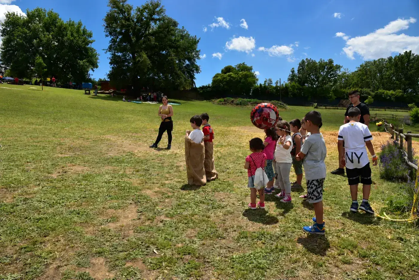 Bambini che giocano all’aperto sul prato